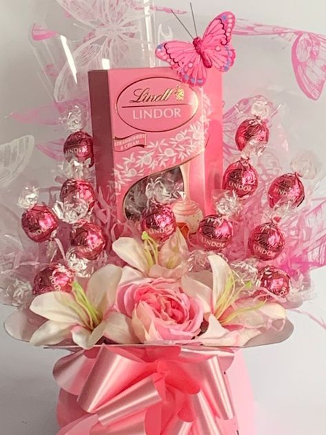 Gifts Bouquet, Professional Gift Ideas, Lindor Chocolate, Chocolate Bouquet Diy, Candy Bouquet Diy, Gifts Homemade, Shredded Tissue Paper, Sweet Bouquet, Flower Box Gift