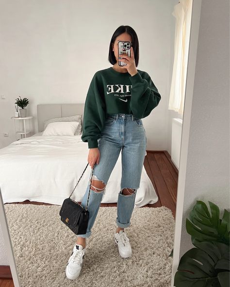 White Nike Outfit, Nike Women Outfits, College Girl Outfits, Trendy Mom Outfits, Outfits Con Jeans, University Outfit, Outfit Looks, Mom Jeans Outfit, Teenage Girl Outfit