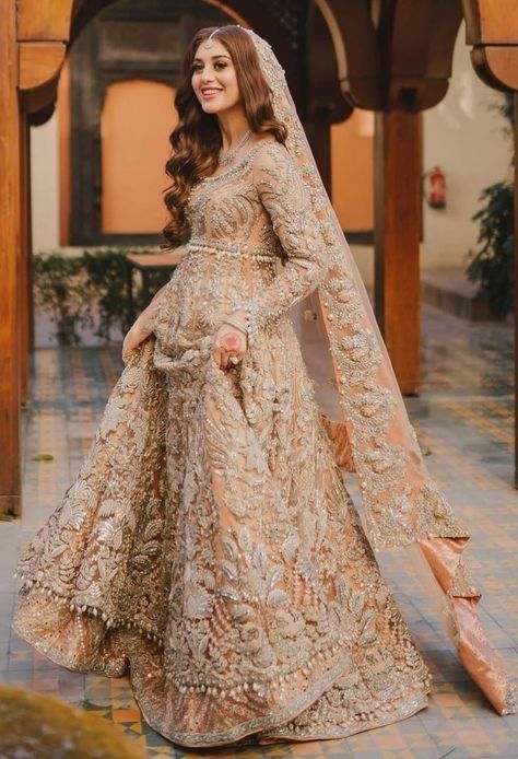 Walima Dresses Pakistani Brides, Fancy Dupatta, Asian Wedding Dress Pakistani, Pakistani Bridal Dress, Walima Dress, Red Bridal Dress, Wedding Dress Bustle, Couple Wedding Dress, Latest Bridal Dresses