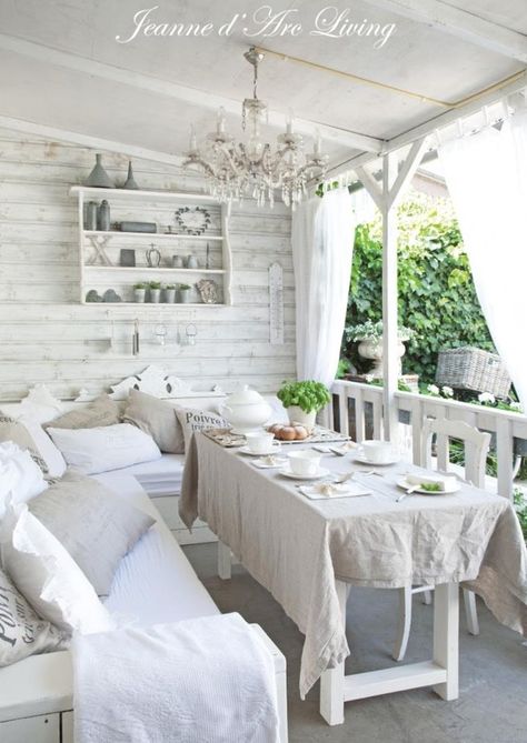 Apartment decorating idea for a beautiful deck Portico Shabby Chic, Shabby Chic Outdoor Decor, Shabby Chic Veranda, Dröm Hus Planer, Camera Shabby Chic, Muebles Shabby Chic, Shabby Chic Porch, Balkon Decor, Chic Desk