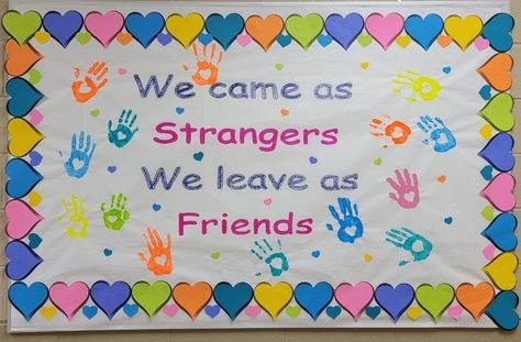 Friendship Day Notice Board Decoration Ideas, Friendship Door Classroom, End Of Year Bulletin Board, Graduation Bulletin Board, Notice Board Decoration, Graduation Boards, Diy Crafts For School, Friendship Theme, Bullentin Boards