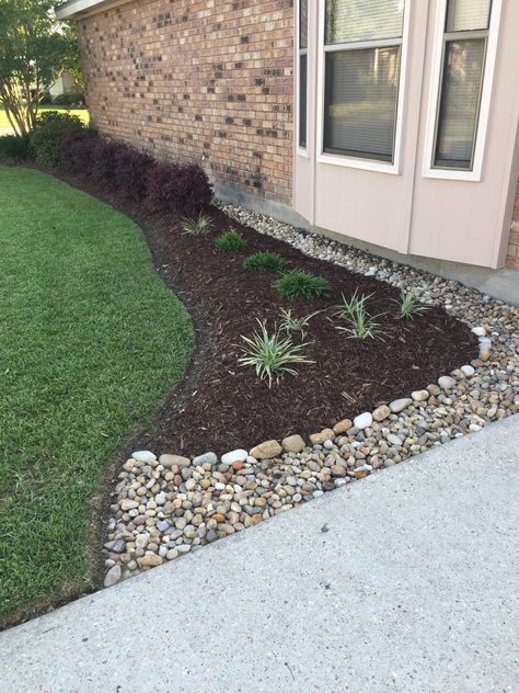 Black And White Stone Landscaping, Black Mulch White Rock Landscaping, Black Granite Landscaping Rock, White Stone Landscaping, Flower Bed With Black Mulch, Mulch To Rock Transition, Replace Flower Bed With Rocks, Landscape With Rocks, 2023 Landscape