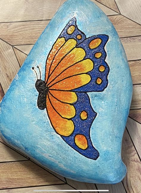 Monarch Butterfly Painted On Rocks, Dragonfly Rocks, Butterfly Rocks, Acrylic Painting Rocks, Rich Garden, Rock Painting Flowers, Garden Rock Art, Seashell Projects, Stone Art Painting