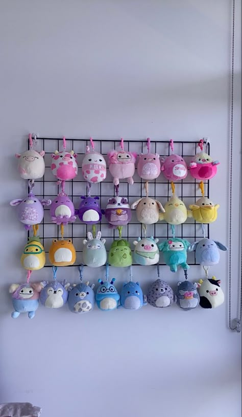 Squishmallows Clips Display, Squishmallow Themed Room, Stuffie Display Ideas, Squishmallow Tag Display, Squishmallows Aesthetic Collection, Squishmallow Clip Display, Squishmallow Setup Ideas, Squishmallow Bedroom Ideas, Squshmellow Collection Aesthetic