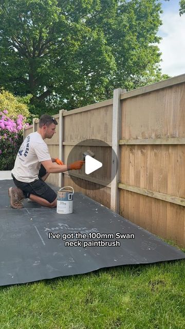 Scott Baggaley on Instagram: "Ad. Finally painting the garden fence 🎨 and what a difference it makes.  Painting the garden fence seems to be a job that most people put off for as long as possible. It’s seems that most people are traumatised about how long it takes and having to paint the fence multiple times.   I was convinced that I could paint the fence quickly and with 1 coat if I had the right equipment.   After telling @harrisbrushes_uk what I intended to do, they recommended using the Swan neck brush, shed & fence roller from the exterior woodworking range. And I must say, they worked exceptionally well.  I love the colour, and that’s another job ticked off this years to-do list ✅   #painting #gardendesign #fencepainting #gardentransformation #diy #homerenovation #homereno #ukhomere Paint Old Fence, Painted Timber Fence, Backyard Fence Paint Color Ideas, Wooden Fence Painting Ideas, Paint Wood Fence, Painted Fence Ideas Colour, Painted Fences Ideas Backyards, Green Fence Paint, Fence Colour Ideas