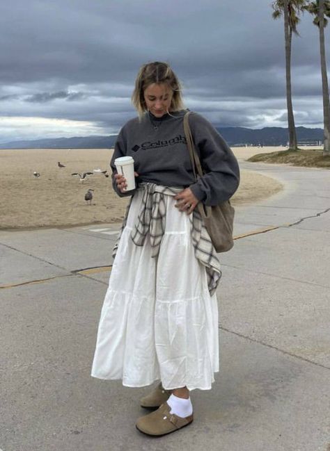 Floaty Skirt Outfit, Long White Skirt Styling, Scandinavian Fashion Spring 2024, Scandi Outfit Aesthetic, City Ootd, White Skirt Outfits, Birkenstock Outfit, Look Plus Size, Estilo Hippie