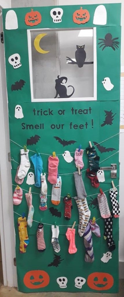 Halloween Kindergarten, Teacher Craft, Kids Themed Birthday Parties, Halloween Socks, Halloween Door Decorations, Fall Door, Halloween Door, Toddler Room, Halloween Crafts