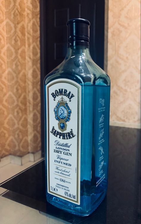 Bombay Sapphire Aesthetic, Liquor Bottles Aesthetic, Gin Aesthetic, Ravenhood Trilogy, Daaru Party Pic, Drink Gin, Bombay Sapphire Gin, Blue Drink, Party Pic