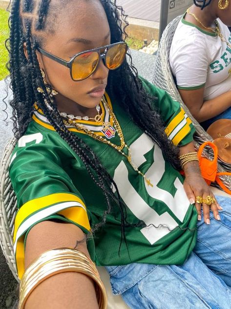 90s R B Outfit, Jersey 90s Outfit, Green Jersey Outfit, Green Streetwear Outfit, Casual Green Outfit, Yellow And Green Outfit, Jersey Outfit Aesthetic, Jersey Outfit Ideas, Dark Green Outfit