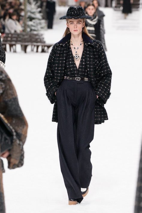 Fashion Shows - Chanel Herbst/Winter 2019 Ready-to-Wear - Kollektion | Vogue Germany #chanel #pfw #runway #karllagerfeld #jewelry Chanel Winter Outfits, Chanel Winter, Chanel 2019, Chanel Fashion Show, Runway Fashion Couture, Runway Outfits, Chanel Couture, Chanel Model, Estilo Chic