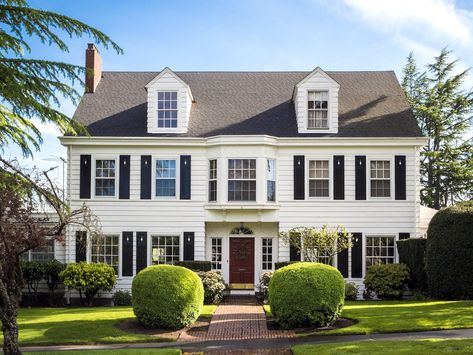 American family homes are getting bigger than ever but US homeowners don't fully understand the consequences of living big New England House Exterior, New England Style Homes, New England House, England House, Different House Styles, Suburban Home, Colonial Exterior, Suburban House, American Houses