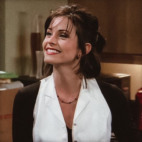 Monica Gellar, Rachel Green Friends, Monica Geller, Emma Roberts, Friend Outfits, Friends Tv, Emma Stone, Bad Hair, Emma Watson