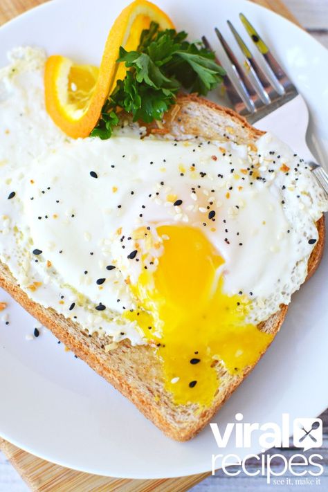 Microwave Fried Egg, Microwave Eggs Over Easy, Fried Egg In Microwave, 300 Calorie Breakfast, Egg Head, Air Fryer Recipes Dessert, Viral Recipes, Eggs Recipes, Microwave Eggs