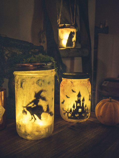 DIY: des bocaux lanternes ensorcelés pour Halloween · Little Gabchou Décoration Halloween Diy, Halloween Jars Ideas, Halloween Lantern, Halloween Bricolage, Halloween Deco Diy, Halloween Decorations Cute, Bricolage D'halloween, Deco Halloween Diy, Decoration Halloween