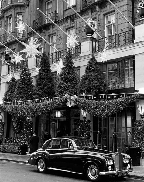 Black And White Christmas Photography, Winter Aesthetic Black And White, Fall Black And White Aesthetic, Black And White Christmas Photos, Black And White Christmas Pictures, Black And White Christmas Aesthetic, Ig Background, Playlist Photos, Christmas Core