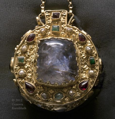 Talisman of Charlemgne Saphire,gold,etc 9th cent. Byzantine Gold, Ancient Jewels, Bijoux Art Nouveau, Ancient Jewellery, Historical Jewellery, Medieval Jewelry, Royal Jewels, Ancient Jewelry, Royal Jewelry