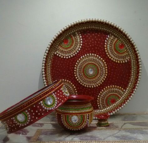 Thali Decoration Ideas Indian Weddings, Karwachauth Thali, Arti Thali Decoration, Thali Decoration, Thali Decoration Ideas, Rangoli Designs Flower, Gold Chain Design, Hand Embroidery Patterns Flowers, Home Design Living Room