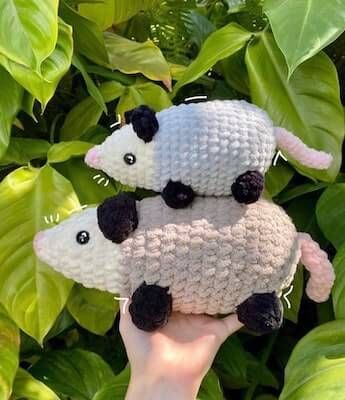 Crochet Opossum, Diy Crochet Patterns, Crochet Toys Free, Easy Crochet Animals, Crochet Cow, Beginner Crochet Projects, Fun Crochet Projects, Diy Crochet Projects, Crochet Doll Pattern