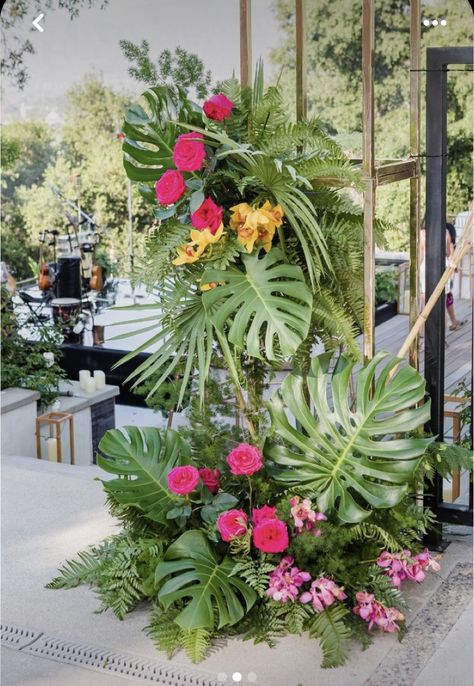 Tropical Back Drop Ideas, Luxury Luau Party, Polynesian Decorations Party, Luau Flower Centerpieces, Tropical Glam Decor Party, Hawaiian Floral Arrangements, Upscale Luau Party, Tropical Party Decorations Elegant, Florida Party Theme