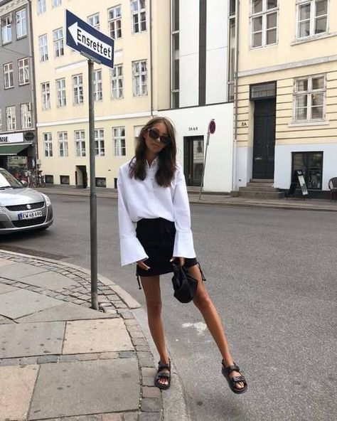 Mini Trend: Chanel Velcro Sandals :: This Is Glamorous Dad Sandals Outfit, Mode Dope, Sandals Outfit Summer, Skandinavian Fashion, Sandals Outfit, Mode Casual, Looks Black, Mode Inspo, Looks Chic