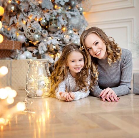 Mom And Kids Christmas Pictures, Mom And Daughter Christmas Photos, Mommy Daughter Christmas Photoshoot, Mom And Daughter Christmas Photoshoot, Mother Daughter Christmas Pictures, Christmas Poses For Family, Christmas Pfps Aesthetic, Dress Outfits Christmas, Pfp Aesthetic Christmas