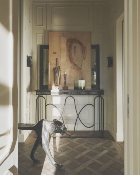 @cristinamezzetti on Instagram: “• Rue de l’Alboni apartment • design Joseph Dirand • Paris • via @ad_magazine • ph @adriendirand • #paris #josephdirand…” Joseph Dirand Interiors, Modern French Interiors, Joseph Dirand, Entryway Inspiration, Paris Apartments, French Interior, Apartment Inspiration, House Flooring, Modern Room