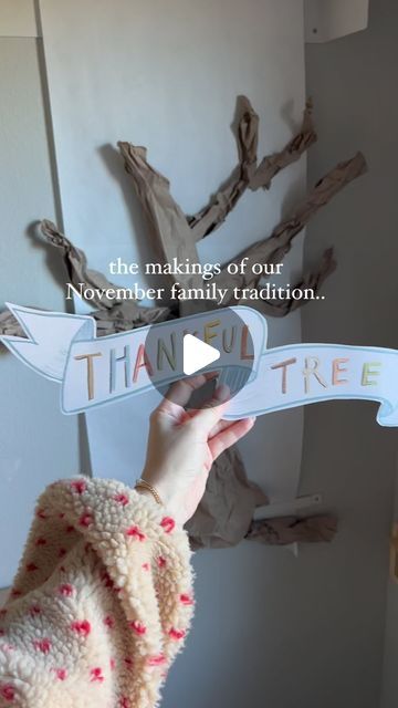 celeste coslett clark on Instagram: "🍂 the thankful tree! really fun to see what the tiny ones come up with each day (specifically my 2.5 year old.. today she was thankful for costumes and my oldest said Christmas Time lol). just try and do one each day as a family and watch the tree fill up with autumn goodies all month long 🥰 . i drew up these little leaves, acorns, apples and banner available for y’all as a printable - there’s even a tree printable page incase you want to make it in a pinch and very little effort! 🫶 links to my website in my profile" Thankful Tree Bulletin Board, Diy Thankful Tree, Thankful Tree Craft, Bulletin Board Tree, Thankful Tree, Tree Printable, Thanksgiving Menu, Picnic Party, Menu Ideas