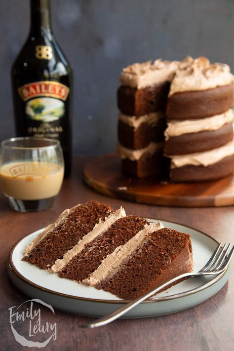 Coffee Baileys Cake, Baileys Cake Recipe Irish Cream, Bailey Cake Recipe, Bailey Chocolate Cake, Chocolate Baileys Cake, Baileys Cake Decoration, Baileys Chocolate Cake, Show Stopper Cakes, Baileys Cake Recipe