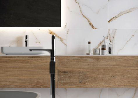 Calacatta Gold Calacatta Gold Bathroom, Marble Bathroom Designs, Toilet Tiles, Built In Bath, Modern Bathroom Tile, Bad Accessoires, Calacatta Gold Marble, Finished Bathrooms, Shower Cabin