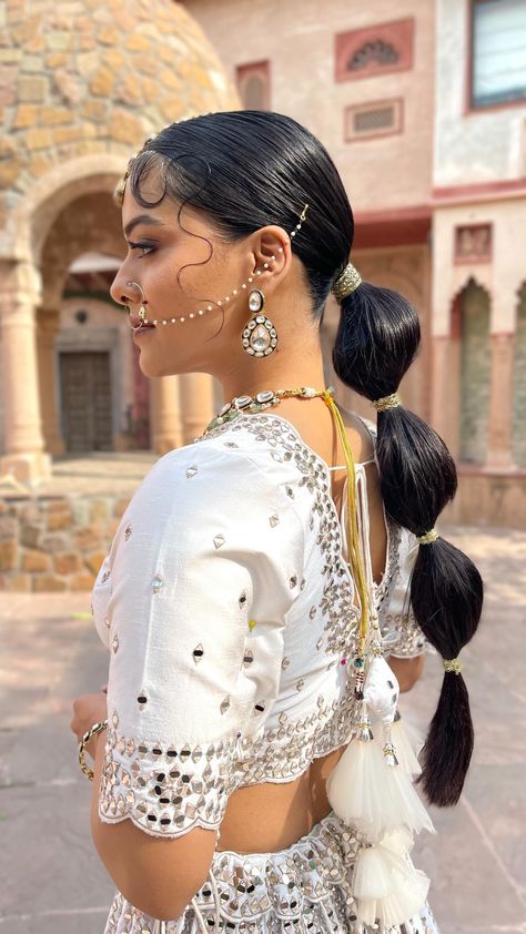 Hairstyles Lehenga, Hairstyles With Lehenga, Bubble Ponytail Hairstyles, Mehendi Hairstyles, Bubble Hairstyle, Lehenga Look, Wedding Hairstyles For Short Hair, Lehenga Hairstyles, Beautiful Wedding Hair