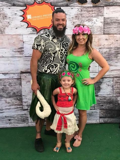 Moana family Halloween costume ideas. DIY Maui costume. DIY heart of tefiti costume. Moana costume ideas. Family costume ideas. Maui fishhook. Halloween Moana, Moana Halloween Costume, Ideas Disfraz, Party Halloween Costumes, Family Themed Halloween Costumes, Festa Moana Baby, Moana Bebe, Birthday Costume, Themed Halloween Costumes