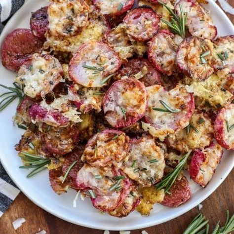 Oven Roasted Keto Radishes- "Smashed" Radish Recipe - Bonappeteach Keto Radishes, Roasted Radishes Recipe, Roasted Radish, Radish Recipe, Radish Chips, Veggie Board, Roasted Radishes, Radish Recipes, Gluten Free Sides