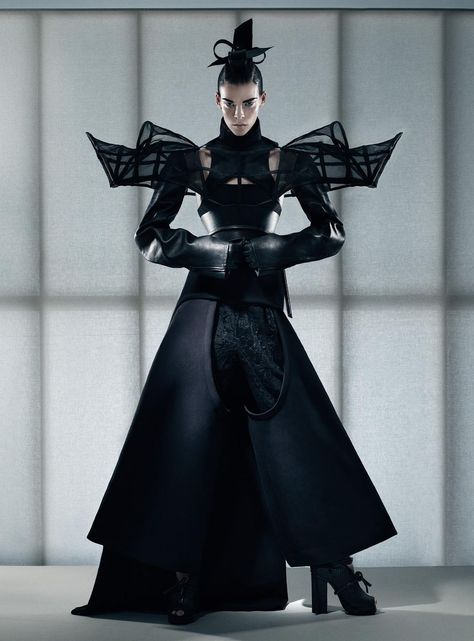 Sculptural Fashion - futuristic samurai dress with 3D shoulder cage; avant garde fashion design Samurai Fashion, Fabien Baron, Haute Couture Style, Mode Editorials, Sculptural Fashion, 3d Fashion, Futuristic Fashion, Avant Garde Fashion, Future Fashion