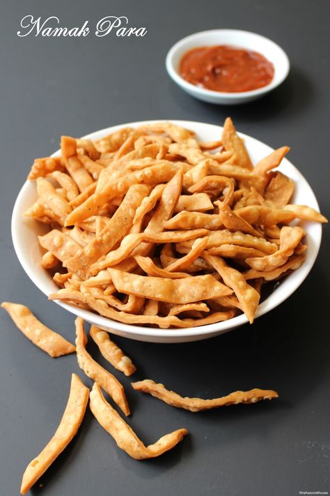 NAMAK PARE "Fried Savory Flour Crispies". They are made from all purpose flour and carom seeds. Try these salty and crispy snacks at anytime and let me know how do you like it. Yummy! :)  Click on the picture to watch recipe video. Namak Pare Recipe, Pata Recipe, Namak Pare, Chai Shop, Crispy Snacks, Crispy Pata, Carom Seeds, Crispy Recipes, Crunchy Snack