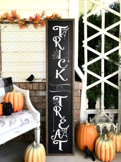 Cottage Style Decorating, Porch Wood, Wood Porch, Home Office Inspiration, Farmhouse Halloween, Halloween Porch Decorations, Halloween Front Porch, Cottage Style Decor, Halloween Crafts Decorations