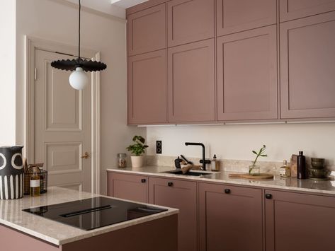 Mauve Kitchen, Modern Konyhatervezés, Swedish Kitchen, Ett Hem, Scandinavian Apartment, Eclectic Interior Design, Apartment Style, Kitchen Cabinet Colors, Pink Kitchen