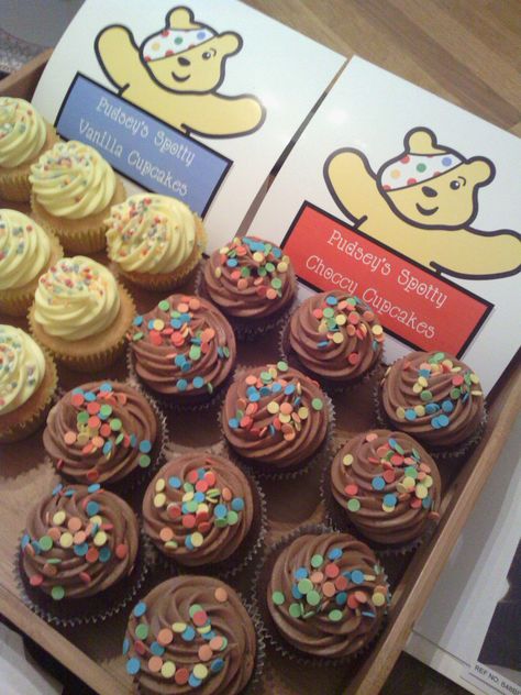 Children In Need: Pudsey's cupcake platter - vanilla and chocolate spotty cakes Pudsey Activities, Pudsey Cupcakes, Children In Need Cupcakes, Children In Need Activities, Children In Need Cakes, Charity Event Ideas, Cake Pop Party, Cupcake Platter, November Food