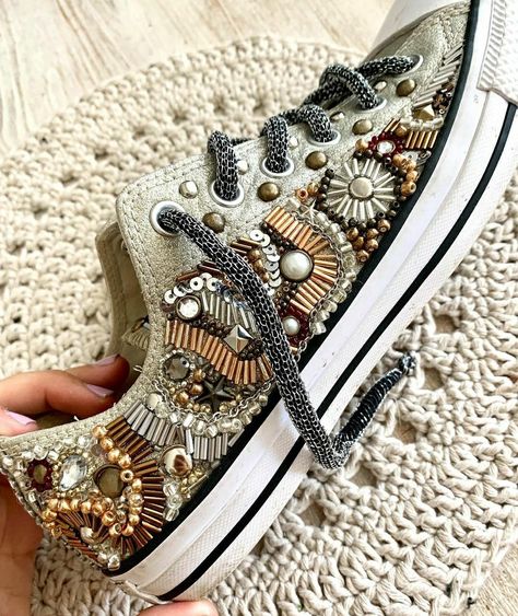 Beaded Sneakers Diy, Beaded Sneakers, Embroidery Shoes Diy, Upcycle Shoes, Painted Shoes Diy, Haute Couture Embroidery, Shoe Makeover, Beaded Shoes, Shoes Hack