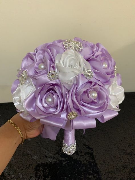 Purple Bride Bouquet, Purple Quinceanera Theme, Lavender Wedding Dress, Ribbon Rose Bouquets, Quinceanera Bouquet, Sweet 15 Party Ideas Quinceanera, Sweet 15 Party Ideas, Purple Quince, Eternal Flowers