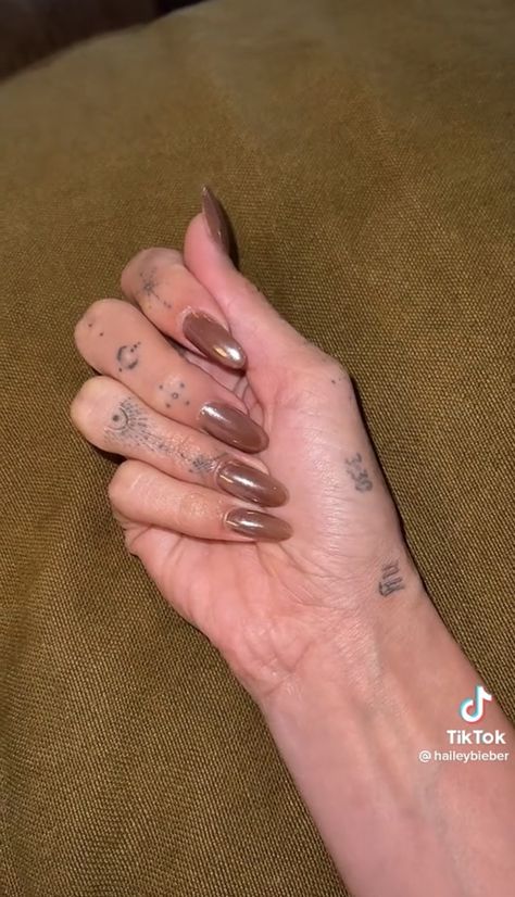 Hayley Bieber Nails Brown, Haley Bieber Nails Brown, Hailey Bieber Brown Nails, Heily Bieber Nails 2023, Haily Biber Nailart, Hailey Bieber Nails Brown, Haylie Bieber Nails, Haley Bieber Nails, Chocolate Glazed Donut Nails