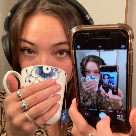 Nina Aoshima Rossing-青島新葉’s Instagram post: “music & my tea” Mirror Selfie Iphone, Iphone Mirror Selfie, Iphone Selfie, Iphone Headphones, Solo Photo, Friend Pictures Poses, Instagram Feed Ideas Posts, My Tea, Mirror Selfie Poses