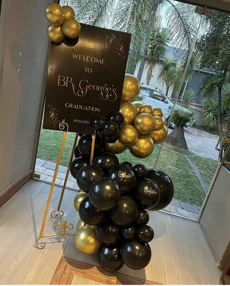 Promotion Centerpiece Ideas, Graduation Home Party Ideas, Great Gatsby Balloons, Retirement Party Balloons, School Banquet Ideas, Black Tie Graduation Party Ideas, All Black Graduation Party, Black And Gold Birthday Centerpieces, Ideas For Men’s 50th Birthday