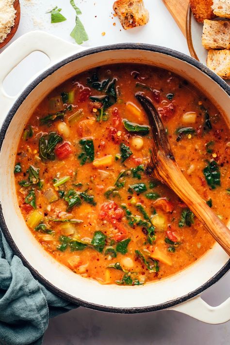 CREAMY Tuscan-Inspired Soup with White Beans, Kale, and Tomatoes! Comforting, savory, and just 1 pot required! #minimalistbaker #recipe #plantbased #soup Cabbage Lentil, Minimalist Recipes, Bean Kale Soup, Almond Loaf, White Bean Kale, Cake Minimalist, White Bean Kale Soup, Tuscan White Bean, Tuscan Soup