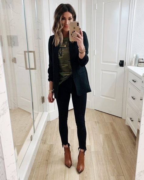 Blazer And Jeans Outfit Women, Ways To Style A Blazer, Black Blazer Casual, Black Blazer With Jeans, Style A Blazer, Sister Studio, Tennis Shoe Outfits Summer, Black Blazer Outfit, Blazer Outfits Casual