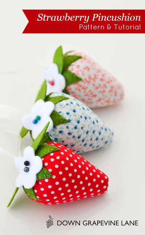 Strawberry Pincushion, Diy Pincushion, Quick Diy Gifts, Pincushion Tutorial, Baby Mobil, Pin Cushions Patterns, Free Fruit, Creative Diy Gifts, Costura Diy