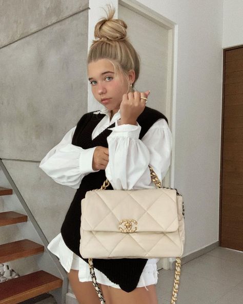 JE SUIS LOU on Instagram: “The Chanel 19 bag: a lot of people love the bag but others just don’t like it, for sure it took me time to fall in love with it and finally…” Chanel 19 Bag Outfit, Chanel Outfit Aesthetic, Chanel Bag Outfit, Luxury Wishlist, Chanel 19 Bag, Chanel Coco Handle, Coco Handle, Dream Bags, Chanel 19