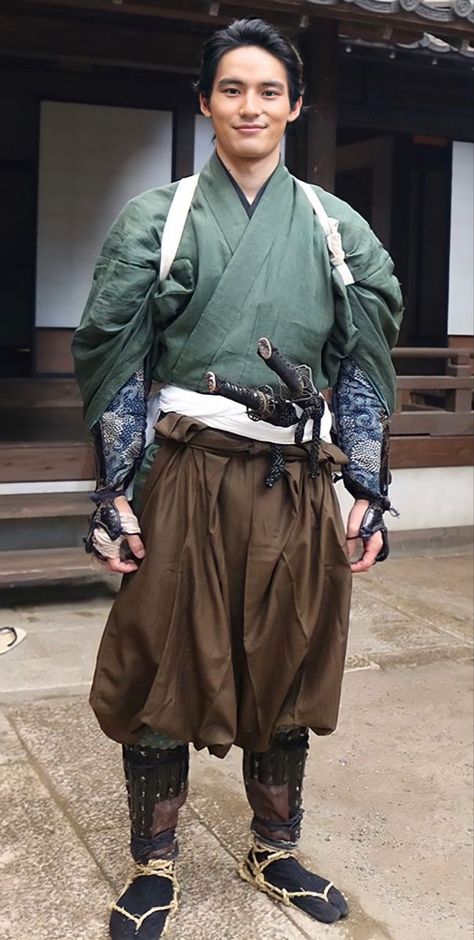 Japanese Traditional Costume, Japan Traditional Clothes Men, Traditional Samurai Clothing, Samurai Clothes Reference, Japanese Street Wear Mens, Feudal Japan Clothing, Japanese Samurai Outfit, Samurai Halloween Costume, Japanese Fantasy Clothes