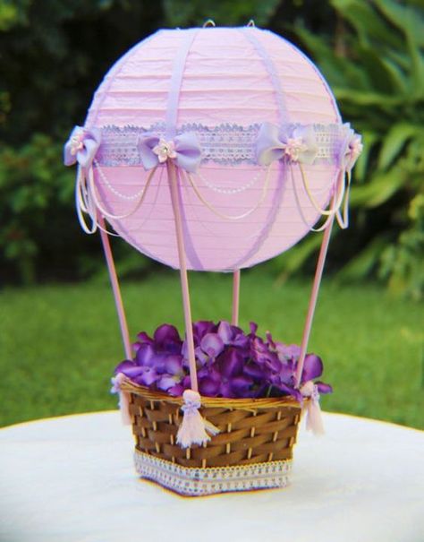 07 purple lanterns turned into hot air balloons with flowers in baskets - Shelterness Air Balloon Centerpiece, Hot Air Balloon Centerpiece, Pink And Gold Decorations, Hot Air Balloon Centerpieces, Balloon Lanterns, Balloon Centerpiece, Balloon Basket, Hot Air Balloon Party, Hot Air Balloon Decorations