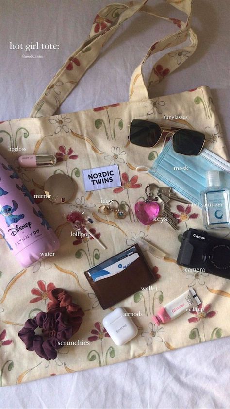 Purse Necessities, Baggy Bag, What's In My Backpack, Everyday Bag Essentials, Beach Girl Aesthetic, School Bag Essentials, Inside My Bag, Purse Essentials, Summer Tote Bags