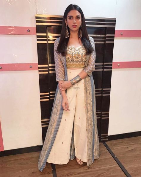 Wedding Outfit Inspiration From New-Age Bollywood Actresses That Are Pinterest-Worthy! Indian Wedding Dress For Sister, Wedding Dresses For Brides Sister, Indian Wedding Outfits Sisters, Bride Outfit Ideas, Brides Sister, Cape Set, Folk Print, Trendy Outfits Indian, Fashion Curvy